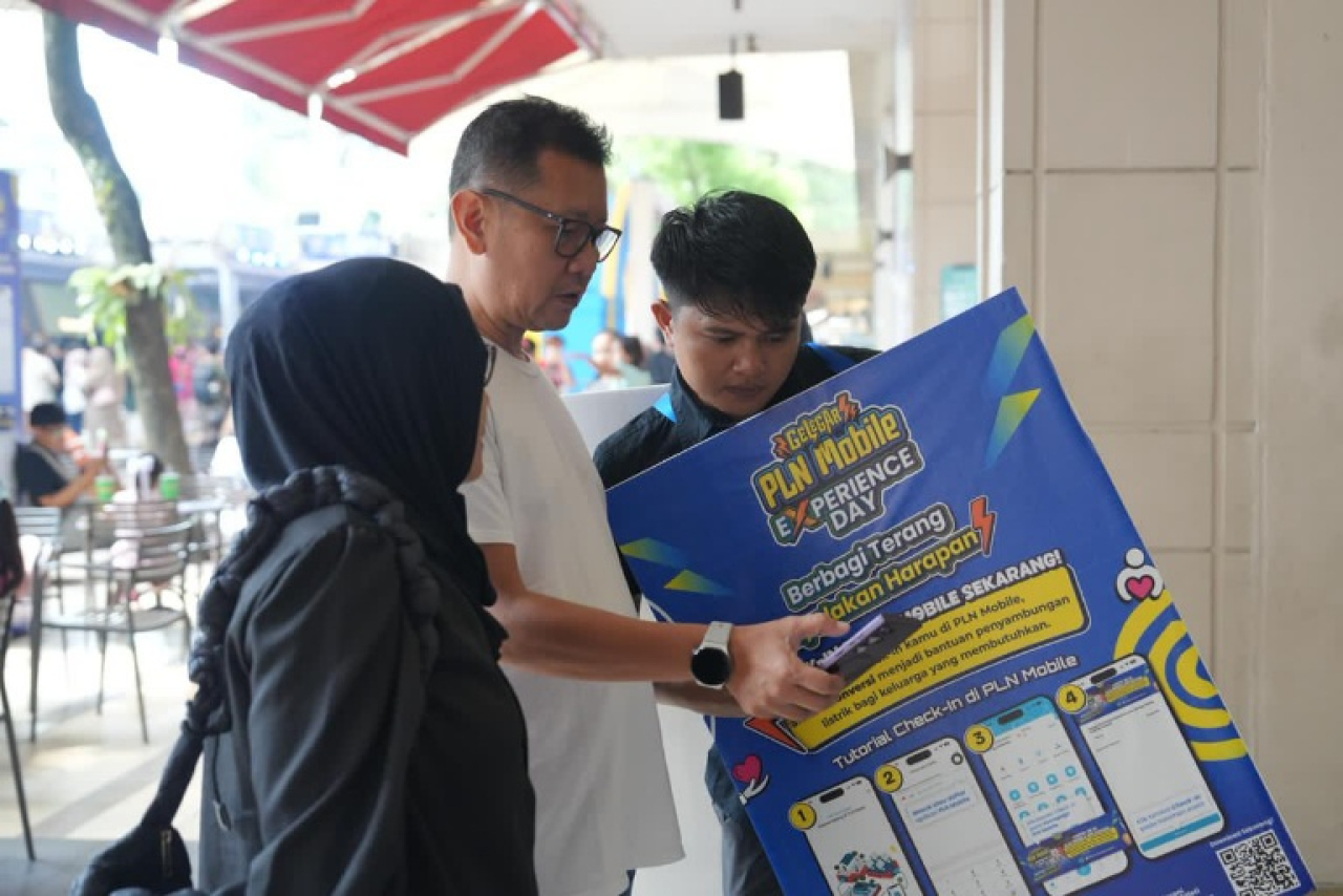 Potret pelanggan sedang melakukan _check-in_ di PLN Mobile saat gelaran acara Gelegar PLN Mobile Experience Day 2026