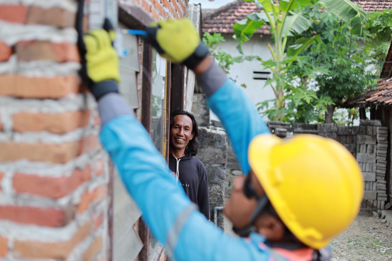 Ilustrasi petugas PLN sedang melakukan penyambungan listrik pelanggan rumah tangga di Desa Bukur, Kecamatan Sumbergempol, Kabupaten Tulungagung, Jawa Timur. Hadirnya listrik yang andal dapat menggerakkan perekonomian dan meningkatkan taraf hidup masyaraka