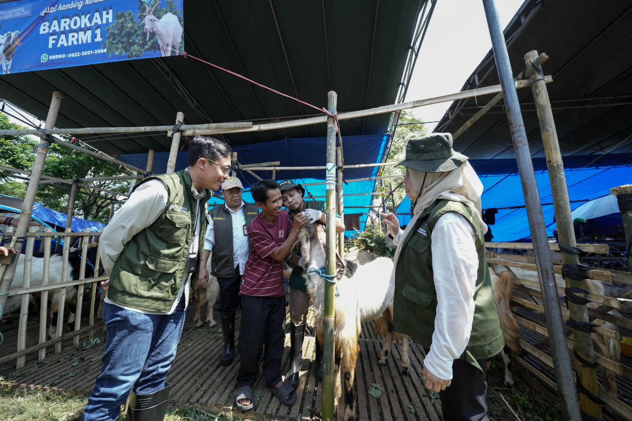 Corporate Secretary PT Pelindo Terminal Petikemas, Widyaswendra (kiri) bersama Kepala Dinas Ketahanan Pangan dan Pertanian Kota Surabaya, Nanik Sukristina