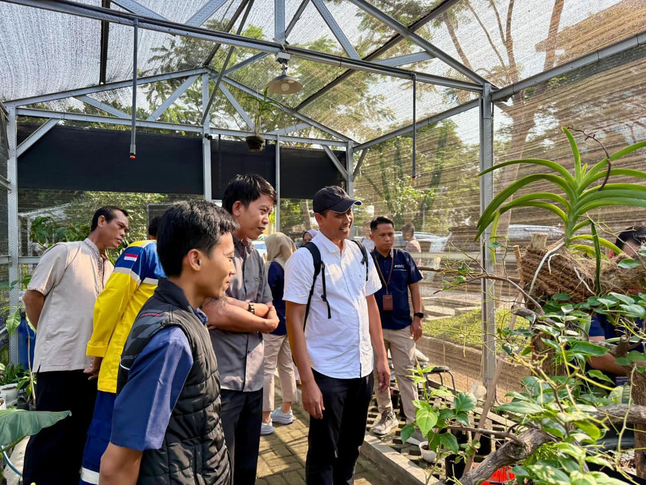 Pelatihan Pengayaan Diversitas Tumbuhan di Kawasan Ruang Terbuka Hijau sebagai strategi dekarbonisasi untuk mendukung implementasi green port di kawasan Terminal Teluk Lamong.