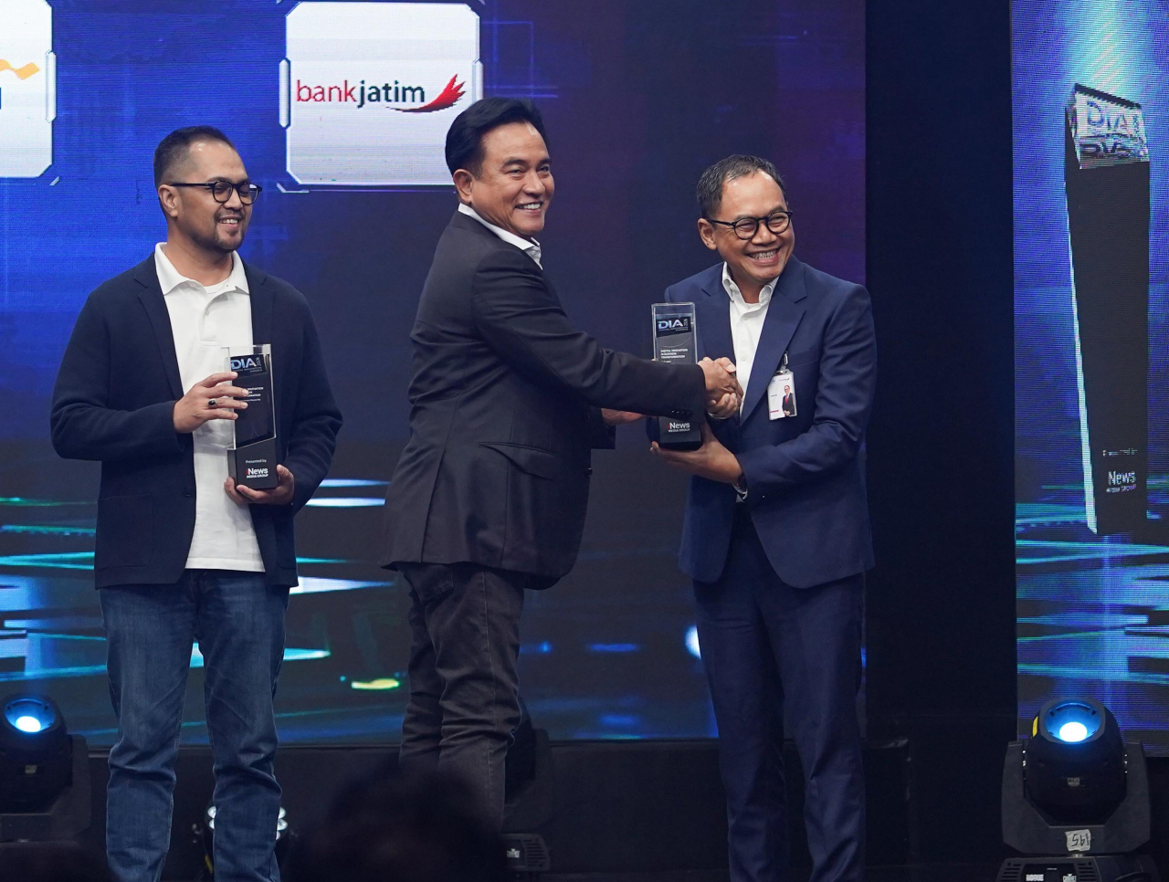 enghargaan diserahkan oleh Menteri Koordinator Bidang Hukum, Hak Asasi Manusia, Imigrasi, dan Pemasyarakatan Indonesia Yusril Ihza Mahendra dan diterima langsung oleh Direktur Teknologi Informasi, Dig
