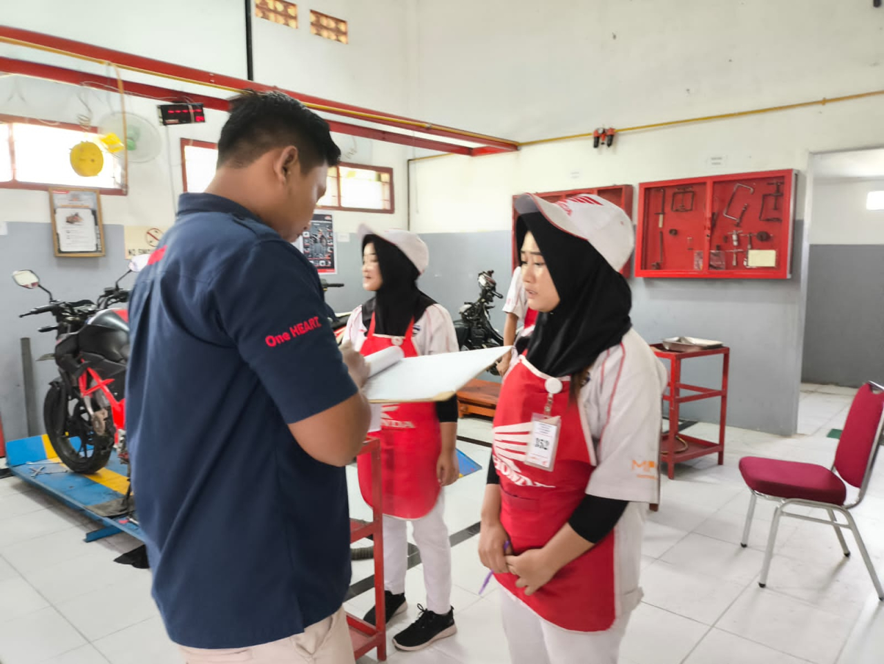 SMKN 1 Baureno yang berhasil meraih penghargaan Best Performance kategori Tempat Uji Kompetensi (TUK) Astra Honda dari PT Astra Honda Motor
