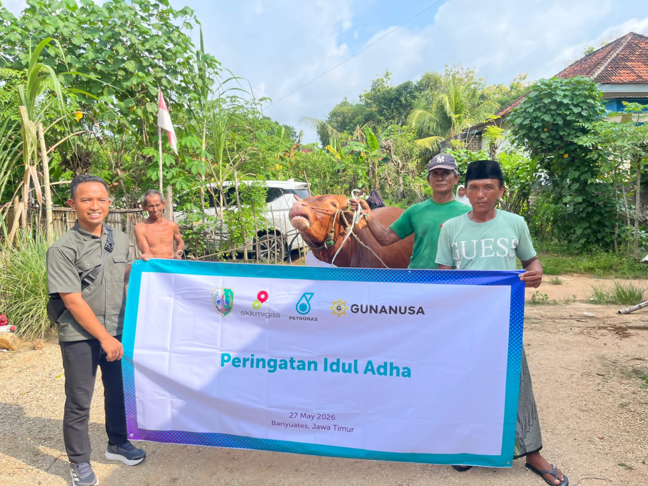 Petronas Indonesia menyalurkan sembilan ekor sapi qurban kepada masyarakat di wilayah operasi perusahaan, yakni di Kabupaten Sampang dan Gresik