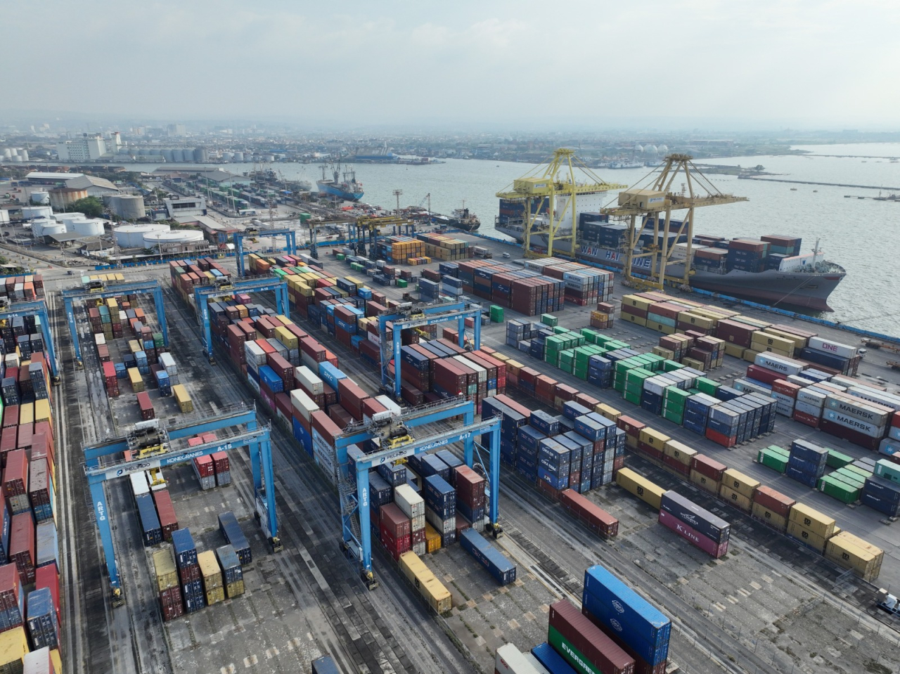 Hingga April 2026, arus peti kemas yang dilayani oleh PT Pelabuhan Indonesia (Persero) atau Pelindo mencapai 6,42 juta Twenty-foot Equivalent Units (TEUs)