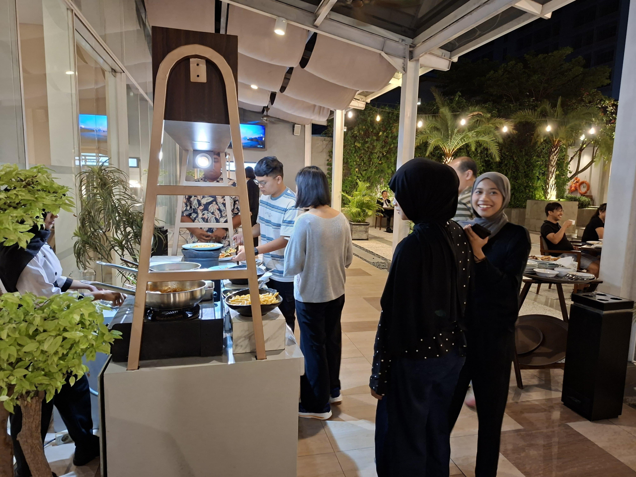 Hotel Santika Gresik kembali menghadirkan inovasi di bidang kuliner dengan menggelar Mediterranean Culinary Buffet Night yang berlangsung di Damar Kurung Restaurant lantai 3