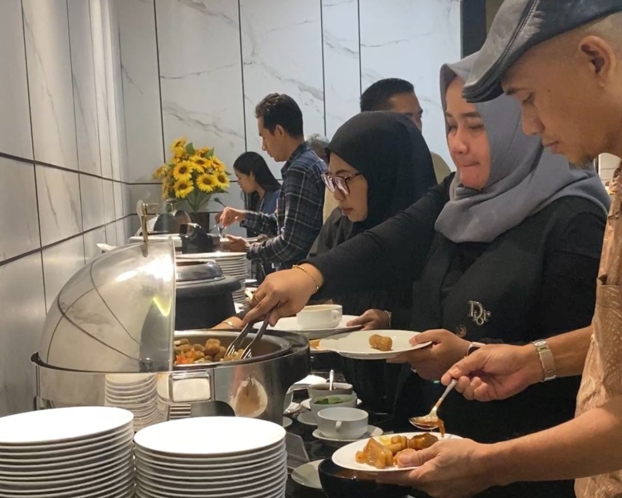 Grand Whiz Hotel Praxis Surabaya menghadirkan program terbaru bertajuk Weekend Breakfast yang hadir setiap akhir pekan