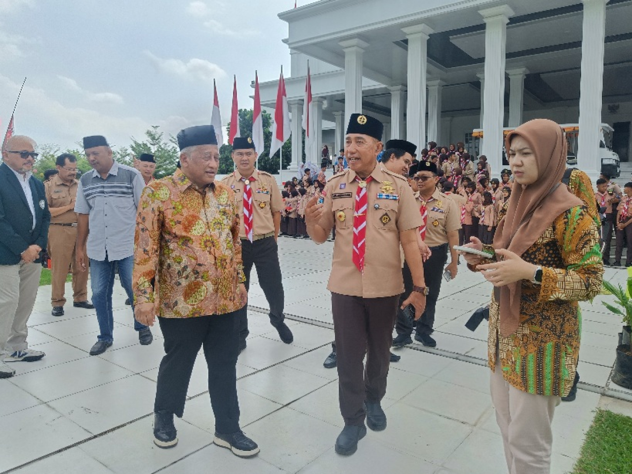 Ketua Yayasan Rumah Sakit Islam Surabaya (YARSIS), Mohammad Nuh bersama Ketua Kwarda Pramuka Jatim Arum Sabil
