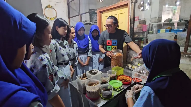Pelajar Madiun Kenali Jamu Tradisional dengan Praktik Buat Jamu