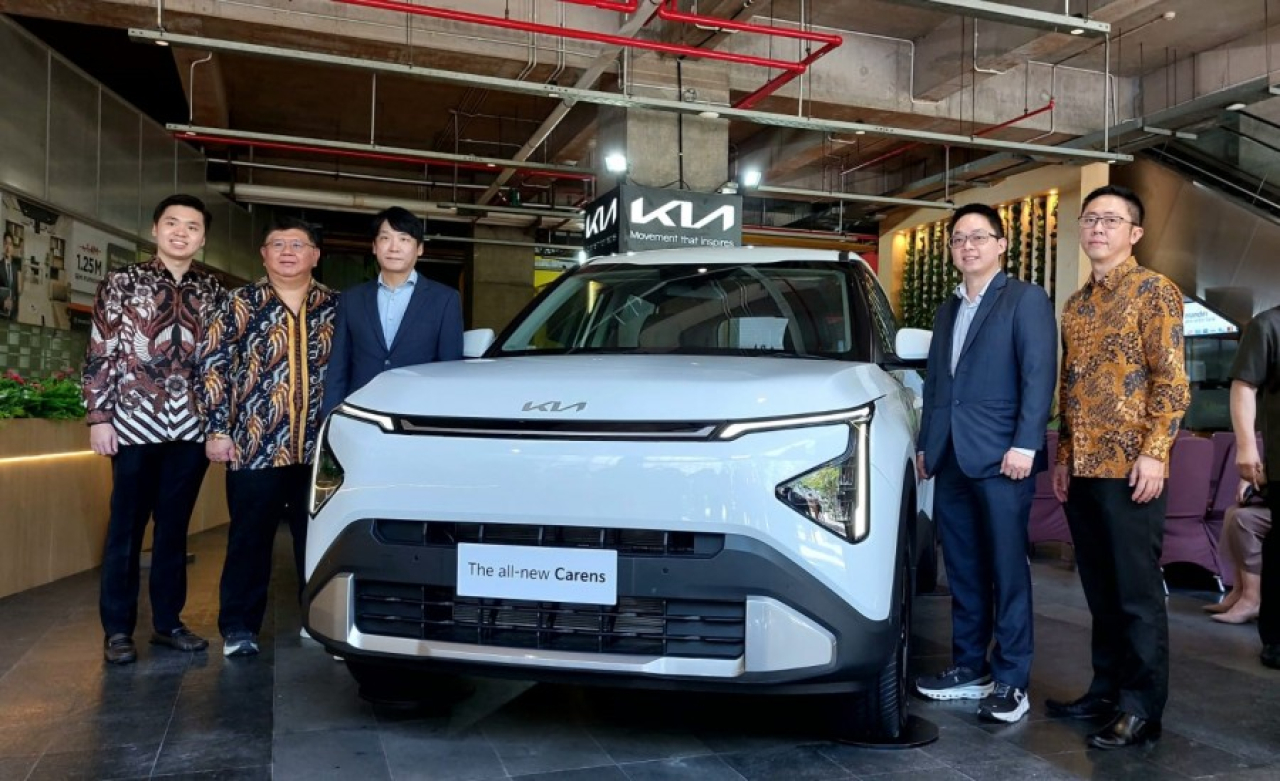 KIA Sales Indonesia membuka diler terbaru di Spazio Tower, Surabaya.