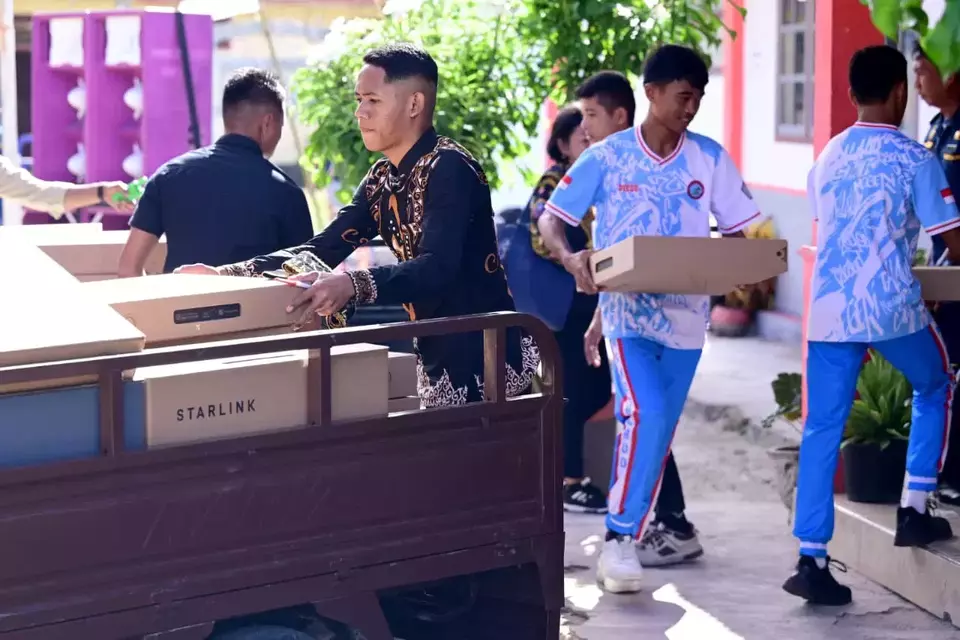 Petugas dan siswa mengangkut bantuan modem Starlink di Kecamatan Khusus Miangas, Kabupaten Kepulauan Talaud, Provinsi Sulawesi Utara