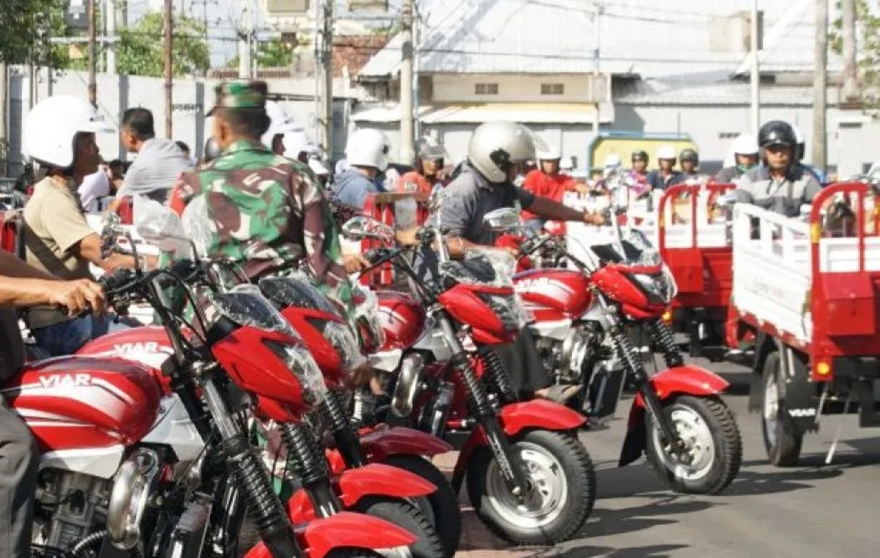 Pemerintah menyerahkan sebanyak 82 unit kendaraan roda tiga untuk mendukung operasional 41 Koperasi Desa Merah Putih (KDMP) di Kabupaten Tulungagung
