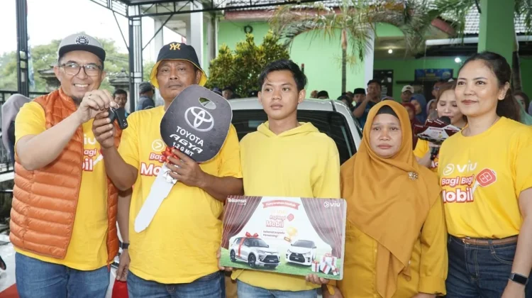 Rusmi Adianto, saat menerima hadiah mobil di Balai Desa Sidomulyo, Kecamatan Mantup, Kabupaten Lamongan