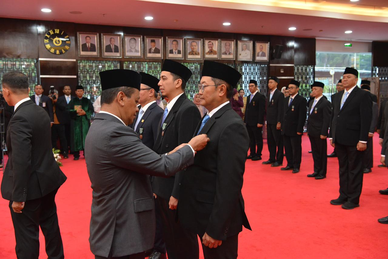 Menteri Energi dan Sumber Daya Mineral, Bahlil Lahadalia (kiri) menyematkan Satyalancana Pembangunan kepada Executive Vice President Manajemen Risiko Strategis, Tonny Bellamy