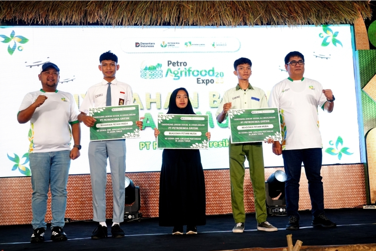 Direktur Utama Petrokimia Gresik, Daconi Khotob didampungi Bupati Gresik Fandi Akhmad Yani bersama penerima beasiswa