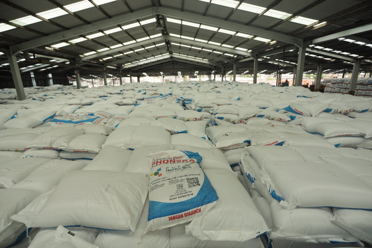 Petrokimia Gresik, perusahaan Solusi Agroindustri anggota holding Pupuk Indonesia, menyiapkan stok pupuk bersubsidi sebanyak 219.648 ton.