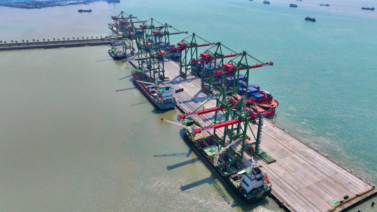 Kegiatan bongkar muat petikemas di terminal modern PT Terminal Teluk Lamong (TTL)