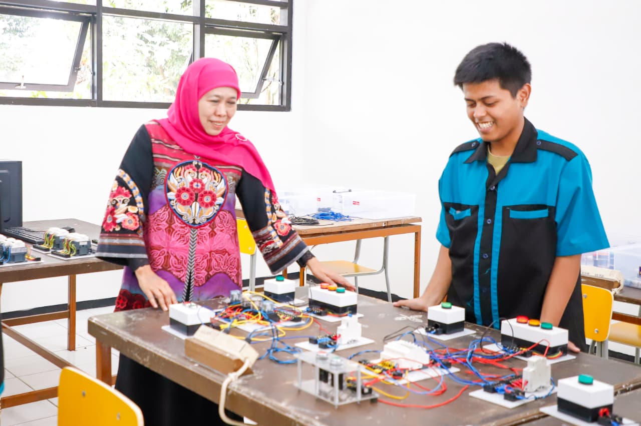 Gubernur Jatim Khofifah bersama salahsatu siswa SMK di Jatimhttps://jatimpedia.id/