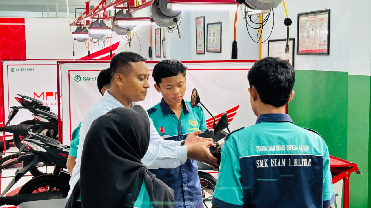 SMK Islam 1 Blitar binaan Honda yang berhasil meraih juara pertama kategori guru pada ajang Festival Vokasi Satu Hati (FeVoSH) 2026 tingkat nasional.