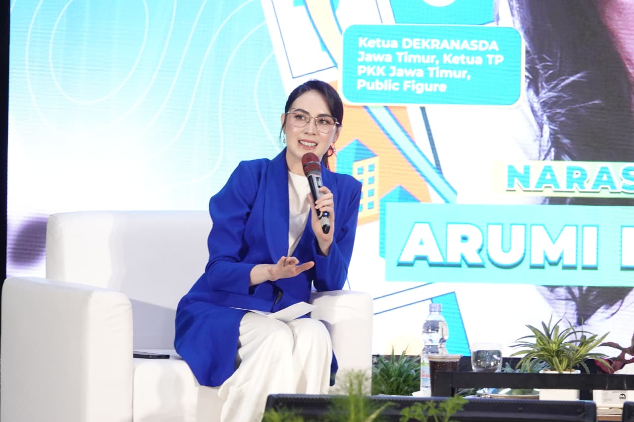 Arumi dalam talkshow bertema “Ready for What’s Next: From Youth to Future Leader” di Kampus Telkom University Surabaya