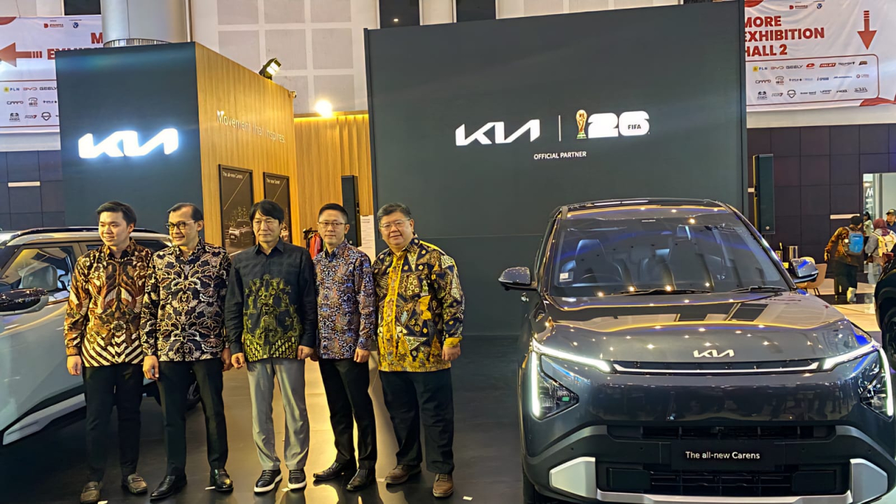 Jong Sung Park (batik hitam) dan Harry Yanto (kedua dari kiri) bersama jajaran manajemen Kia di IIMS Surabaya 2026.