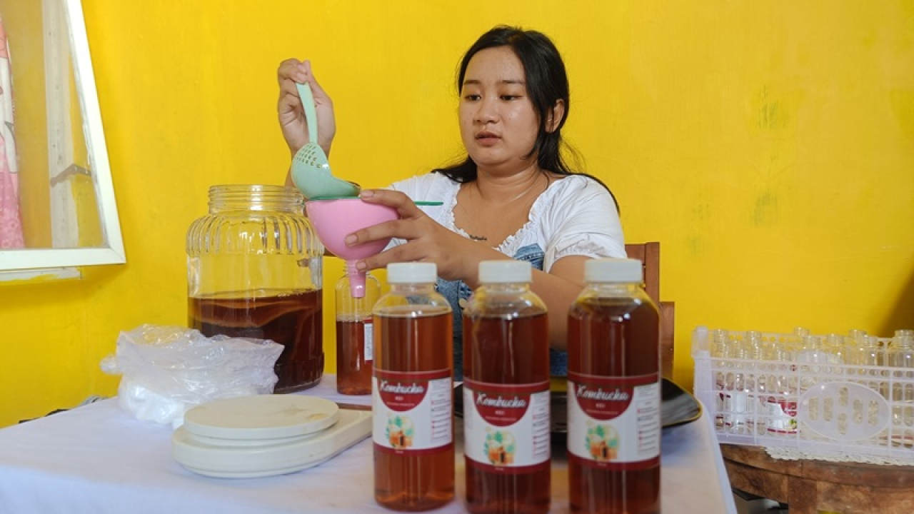 Arof Qurotul Khosiah (25), yang berhasil memasarkan kombucha hingga terjual puluhan botol setiap hari melalui jaringan komunitas, lingkungan sekitar
