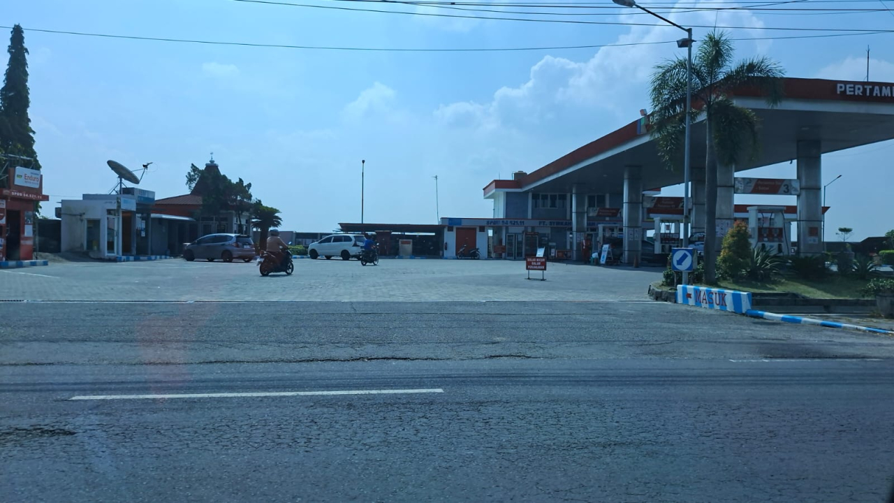 Salah satu SPBU di Bojonegoro memasang papan informasi bertuliskan "Solar Habis" dan "Solar Masih Dalam Perjalanan"