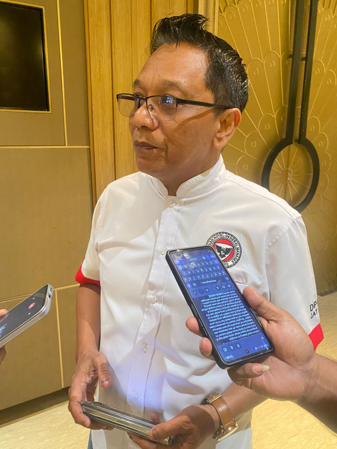 Wakil Ketua DPD IHGM Jawa Timur, Irawan, saat memberikan keterangan kepada awak media di kegiatan Workshop AI for Hospitality di Hotel Morazen Surabaya.