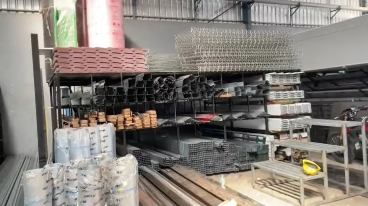 Dolar Menguat, Pedagang Besi Lamongan Kelimpungan