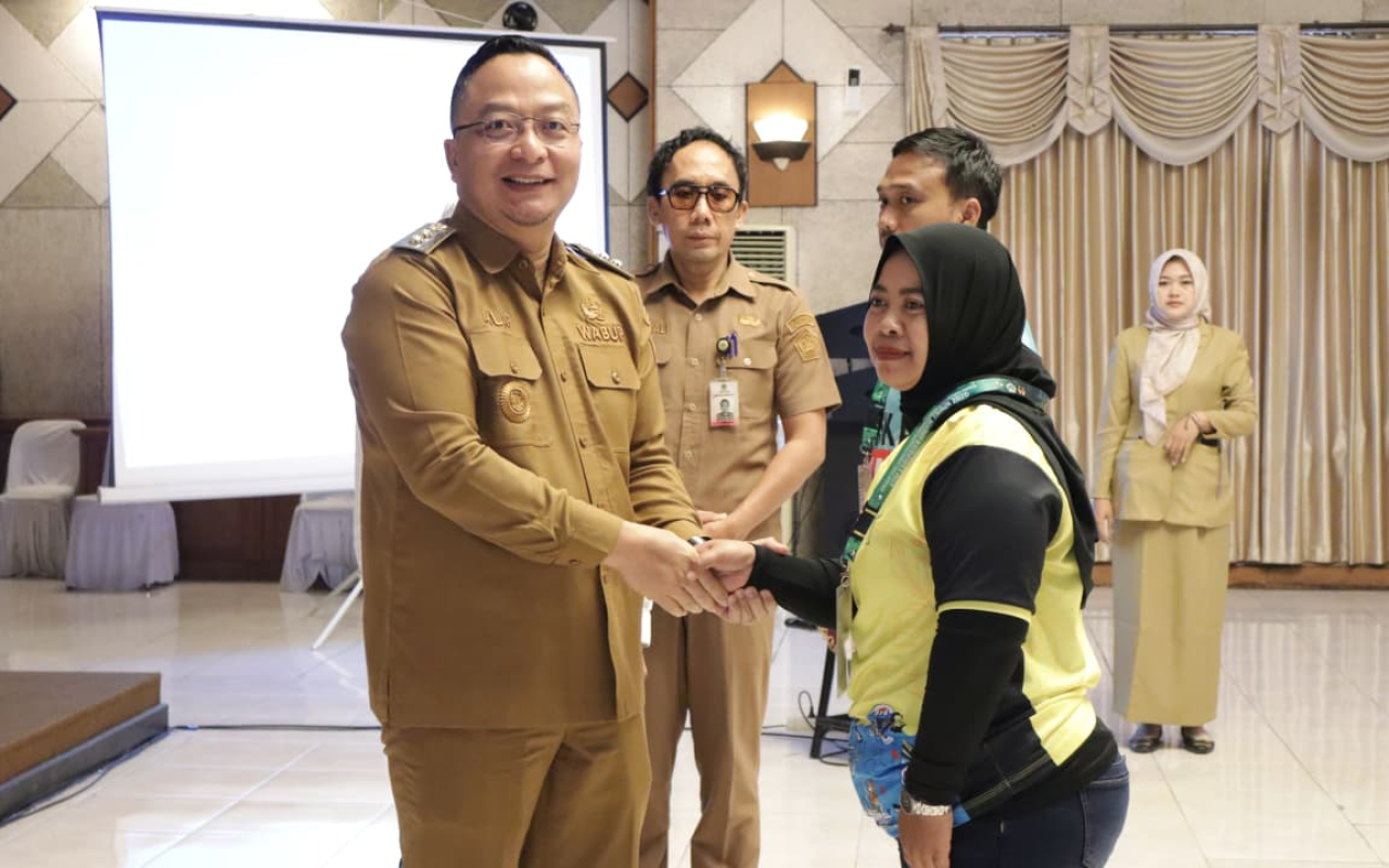 Wakil Bupati Gresik Asluchul Alif membuka Bimbingan Teknis (Bimtek) administrasi penyusunan laporan keuangan penerima bantuan cabang olahraga (Cabor) KONI tahun anggaran 2026