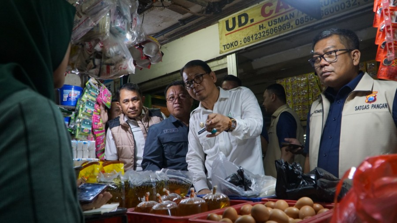 Pemimpin Wilayah Perum Bulog Jawa Timur Langgeng Wisnu meninjau pasar untuk memantau harga pangan