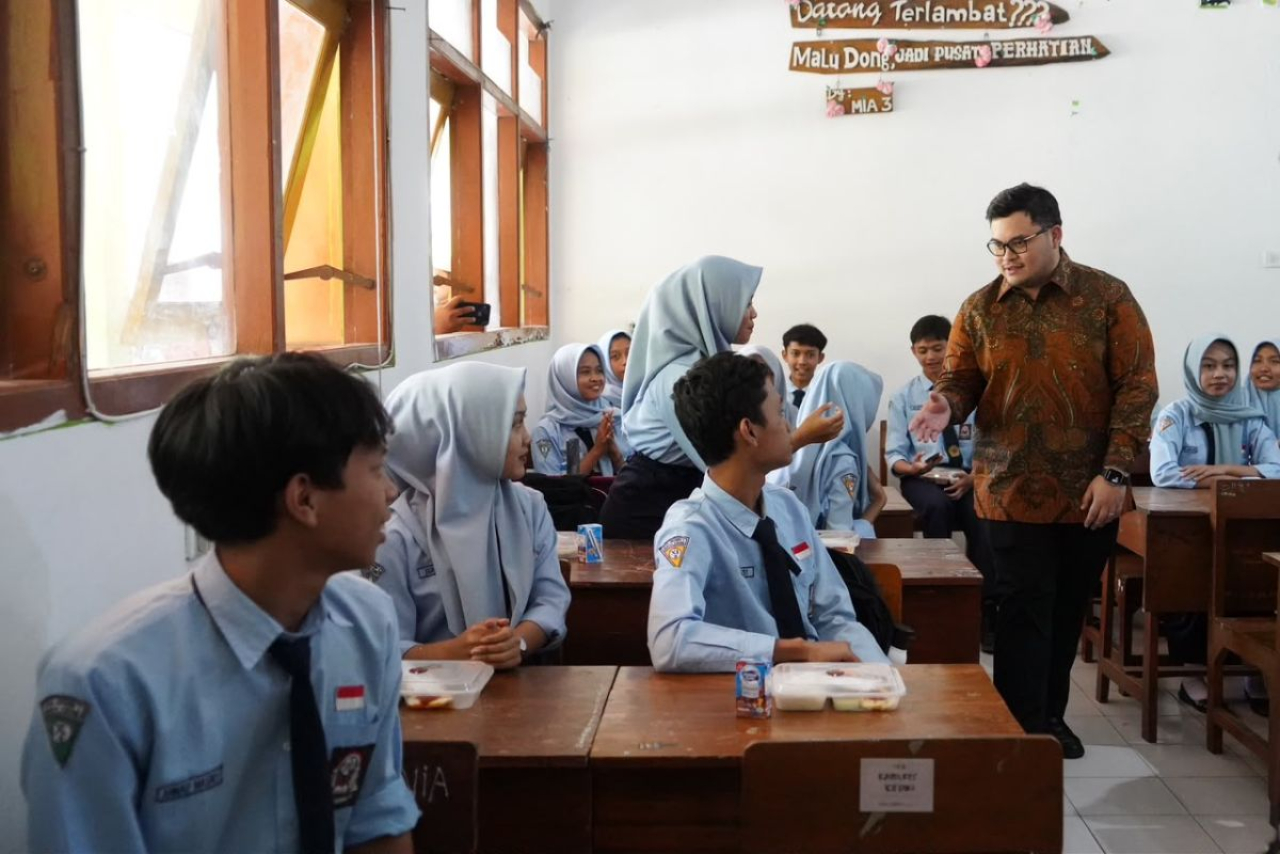 Bupati Kediri Mas Dhito saat meninjau proses belajar mengajar di salahsatu SMP Negeri di Kediri
