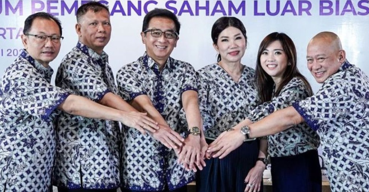 Komisaris Utama PT Sariguna Primatirta Tbk Hermanto Tanoko (ketiga kiri) bersama Komisaris Sanderawati Joesef (ketiga kanan), CEO CLEO Melisa Patricia (kedua kanan)