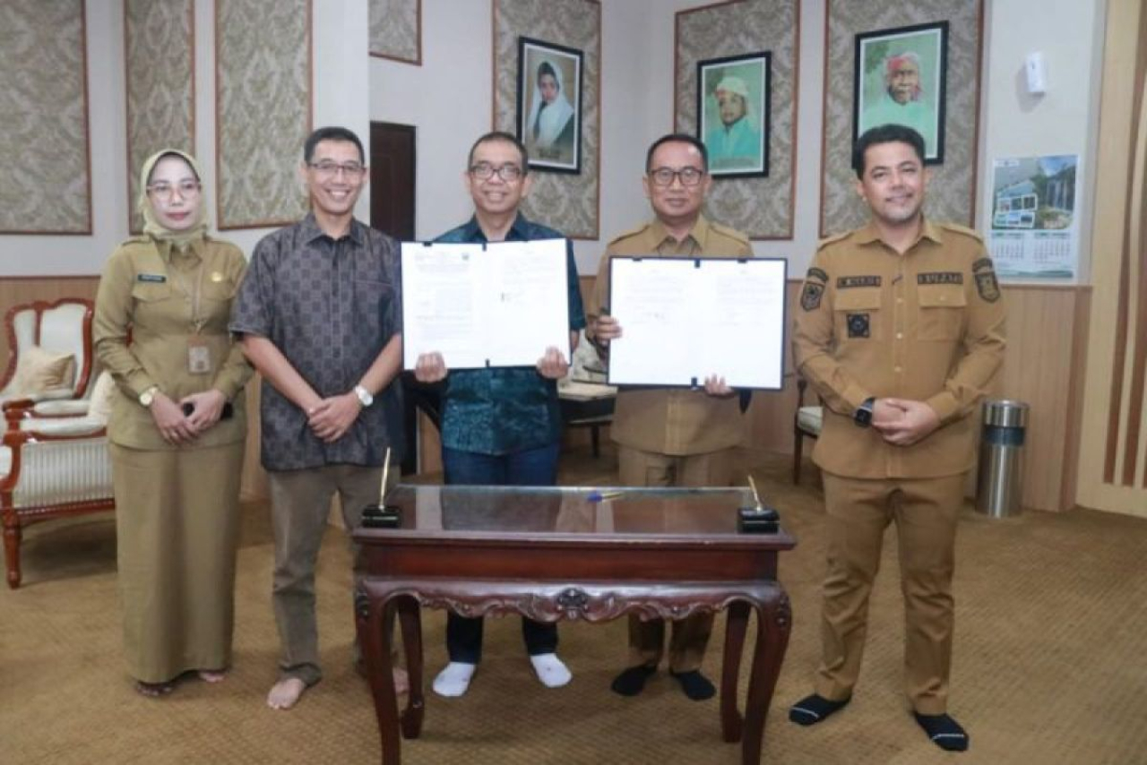Penandatanganan perjanjian sewa Barang Milik Daerah (BMD) antara Pemkab Probolinggo dengan PT Rekadaya Indotama terkait pemanfaatan aset milik daerah sebagai lokasi pembangunan SPKLU