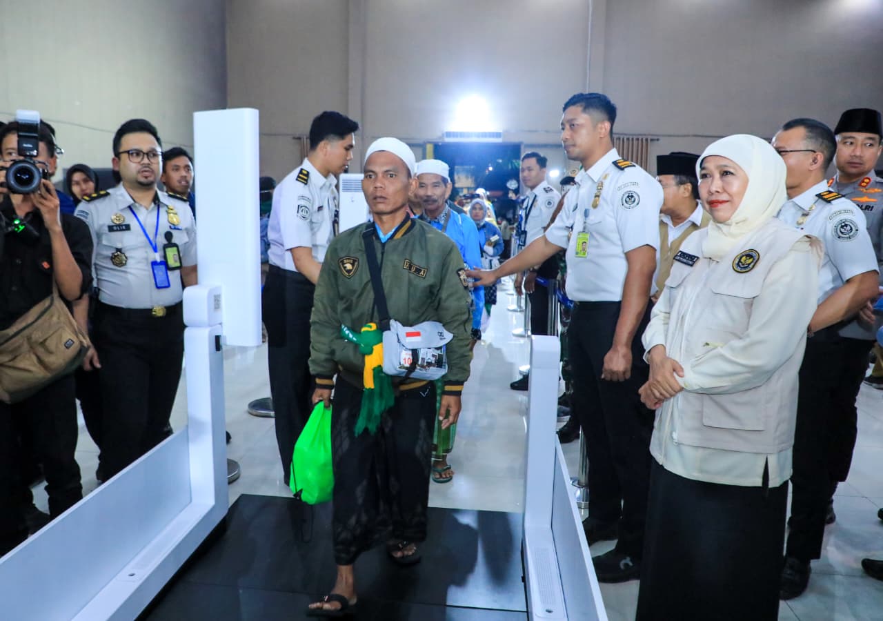 Gubernur Jawa Timur Khofifah Indar Parawansa menyambut kepulangan 378 jemaah haji Kloter I Debarkasi Surabaya asal Kabupaten Probolinggo di Asrama Haji Surabaya, Senin (1/6) malam.