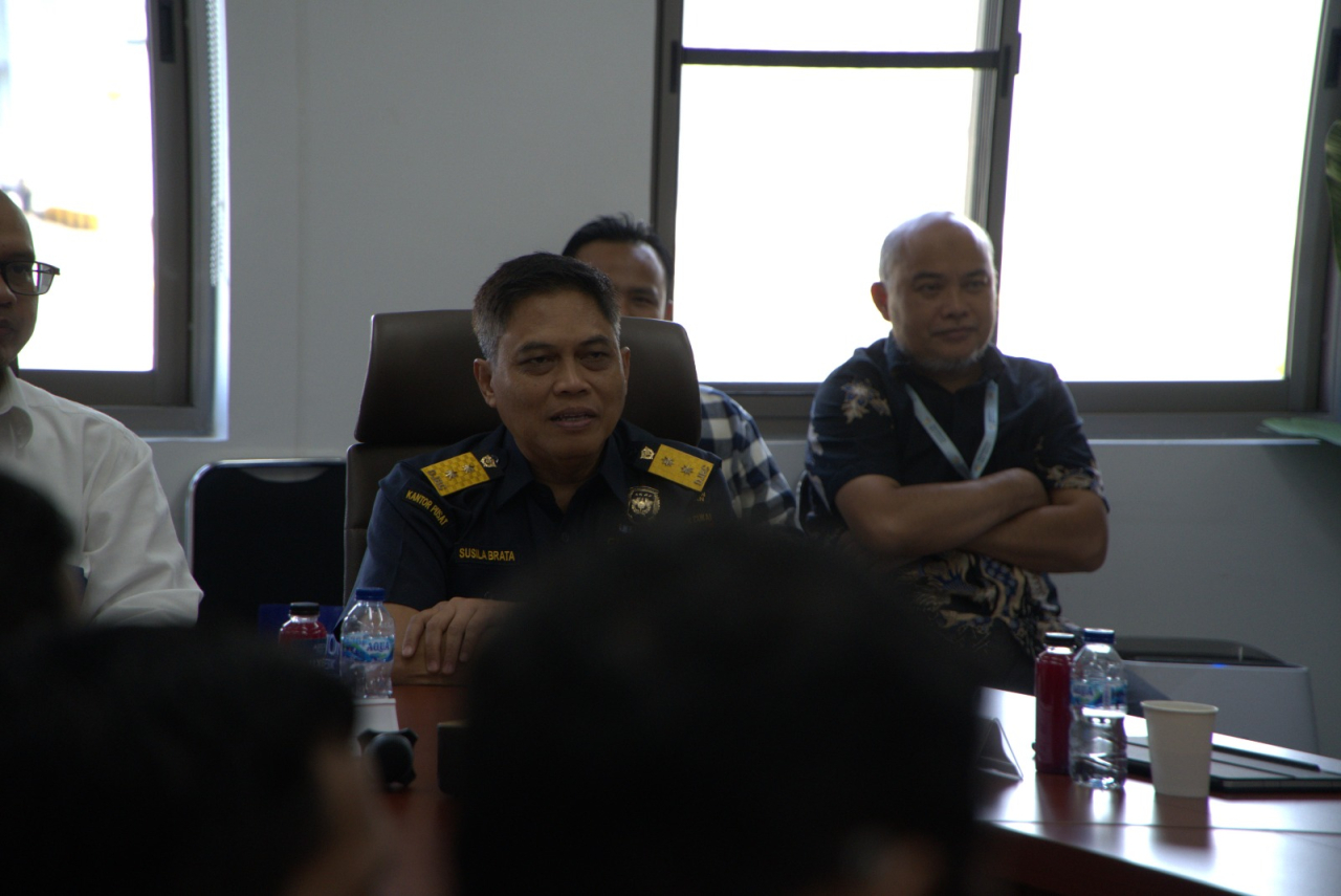 Direktur Fasilitas Kepabeanan DJBC, Susila Brata saat berdialog di perusahaan Kawasan Ekonomi Khusus (KEK) Gresik JIIPE.