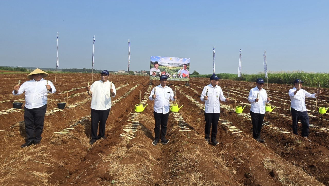 Dirut SGN Mahmudi (dua dari kiri) bersama Pelaksana Tugas Direktur Jenderal Perkebunan Kementerian Pertanian, Ali Jamil dan Bupati Subang dalam Gerakan Tanam Serentak