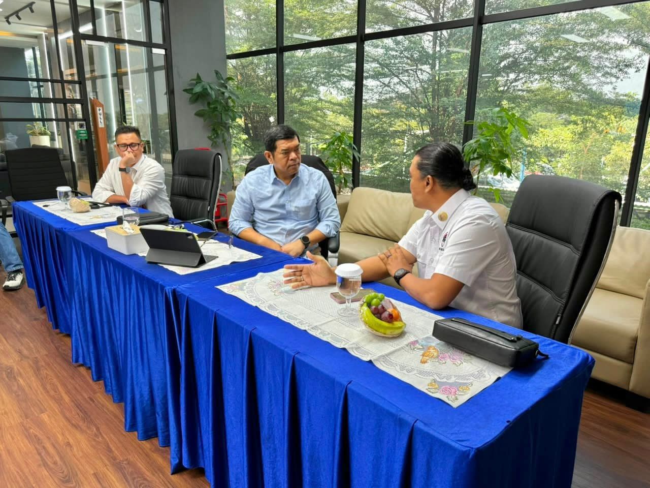 Audiensi yang berlangsung di Kantor PT Terminal Teluk Lamong tersebut dihadiri Ketua DPC APTRINDO Kota Surabaya I Wayan Sumadita, Direktur Utama PT Terminal Teluk Lamong David P. Sirait, Terminal Head TPK Teluk Lamong Pierre Rochel Tumbol