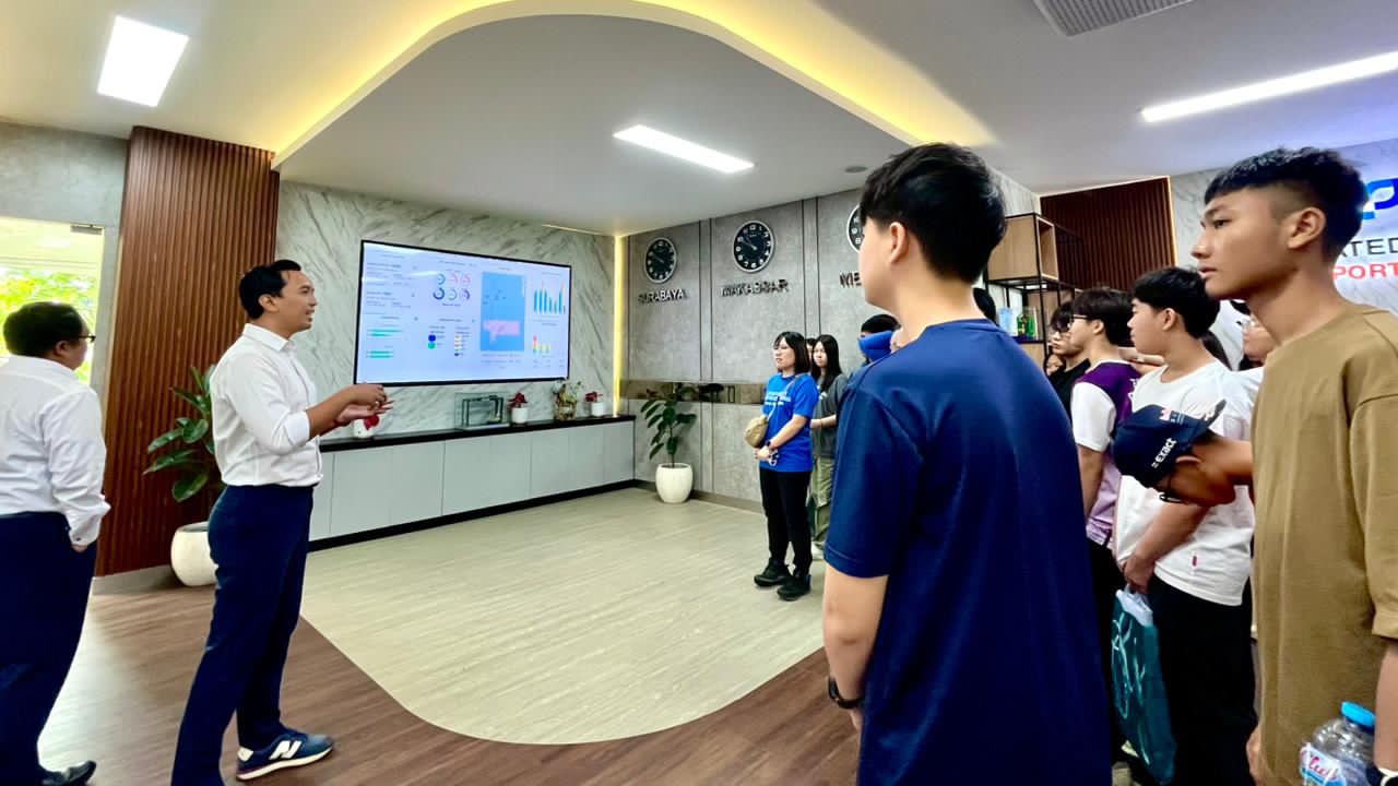 PT Terminal Teluk Lamong (TTL) menerima kunjungan edukatif dari Queensway Secondary School Singapura