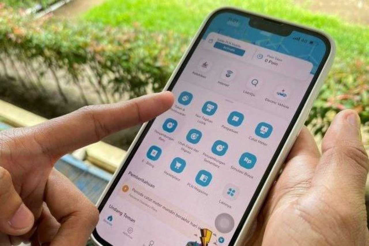 Ilustrasi pelanggan memanfaatkan aplikasi PLN Mobile untuk melakukan transaksi pembelian token listrik.
