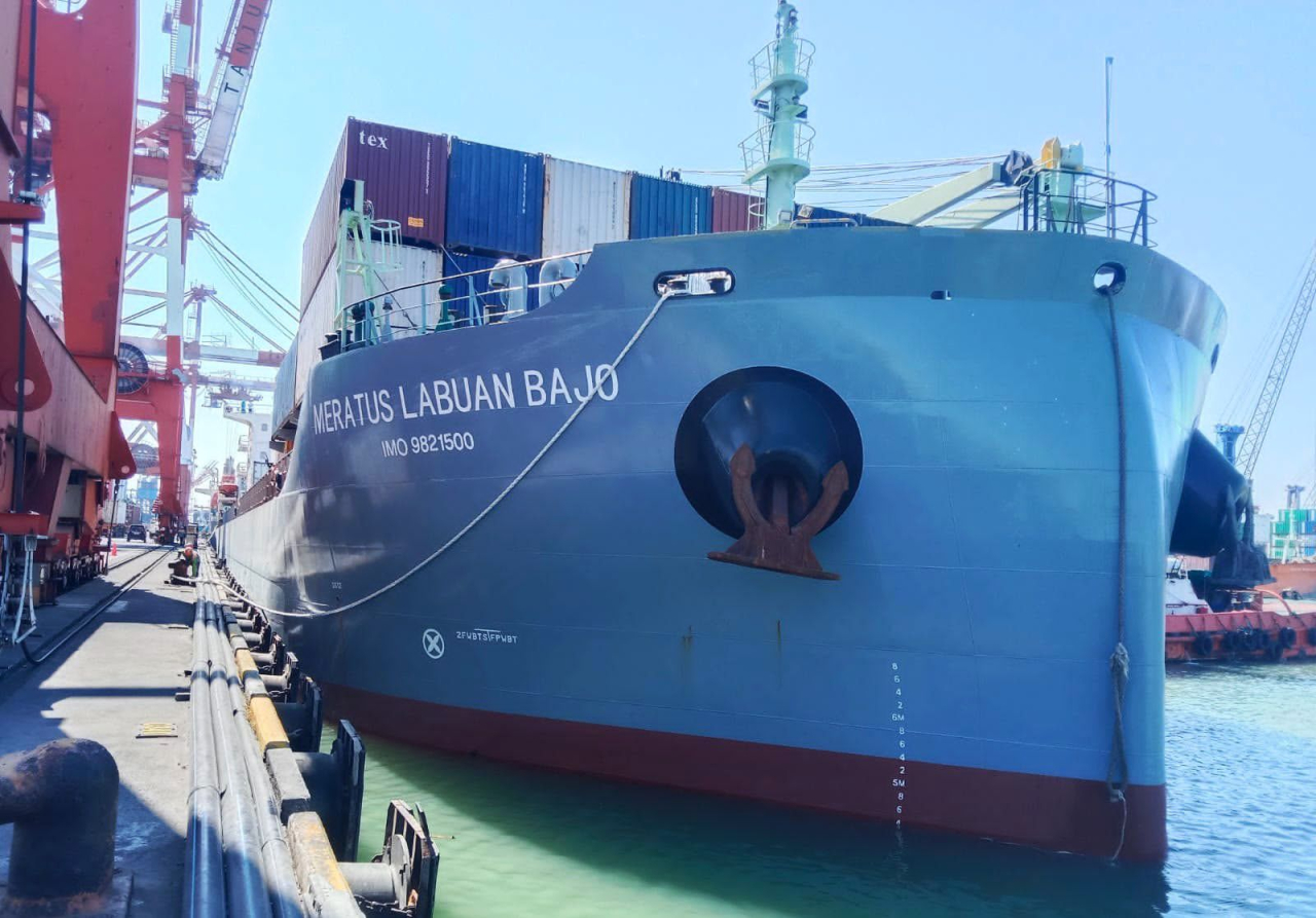 Implementasi Program EAZI (Easy Access Zone Integration) di Terminal Petikemas Nilam (TPK Nilam), Pelabuhan Tanjung Perak, berhasil meningkatkan efisiensi pelayanan kapal