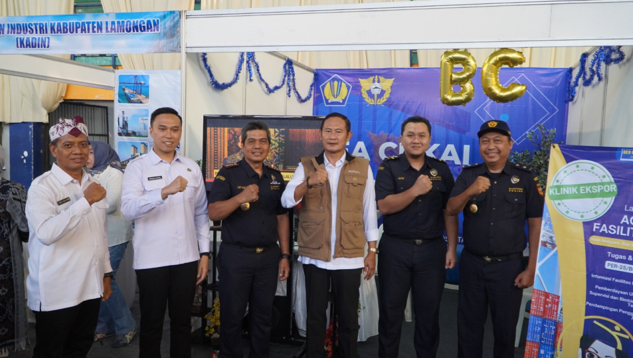 Bupati Lamongan Yuhronur Efendi didampingi Kepala Bea Cukai Gresik Asep Munandar saat meninjau stand Bea Cukai Gresik