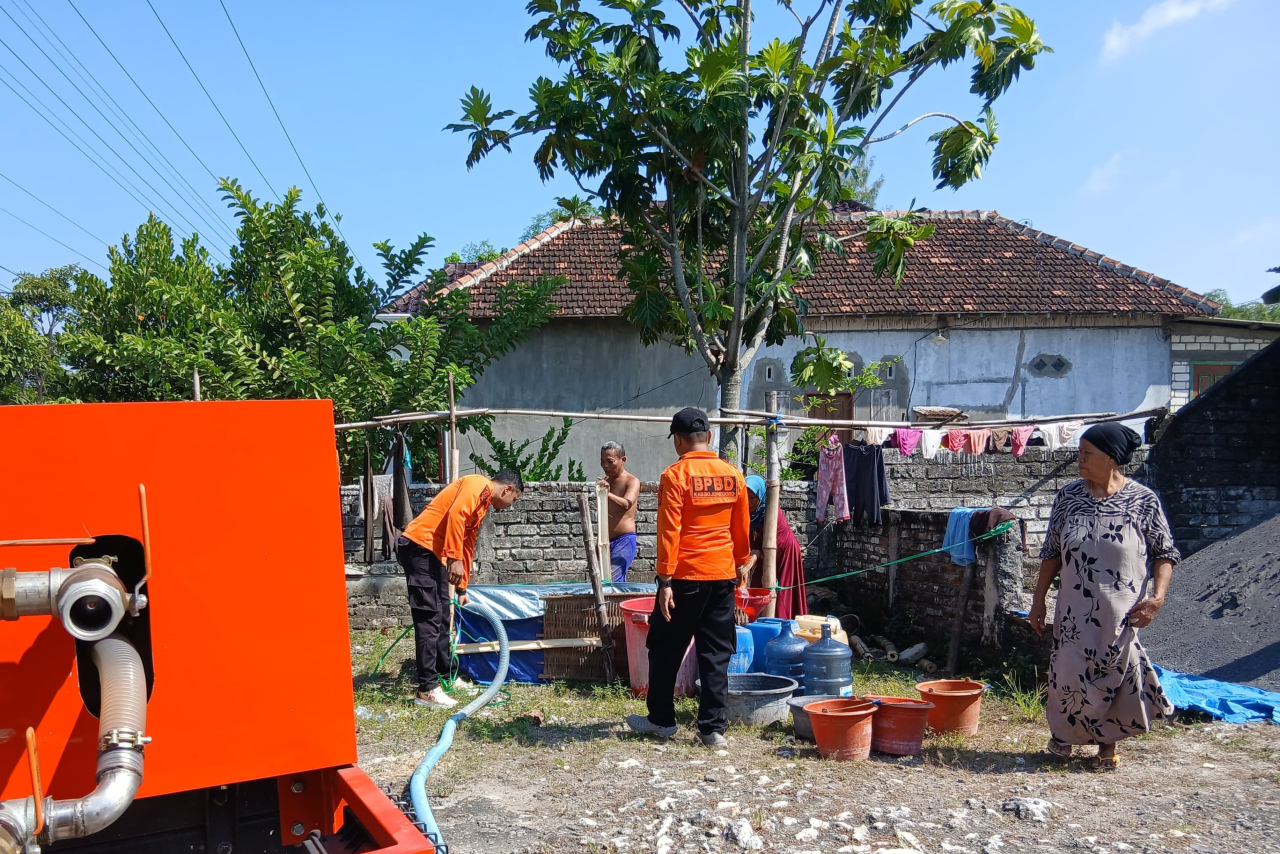 Badan Penanggulangan Bencana Daerah (BPBD) Bojonegoro mulai menyalurkan bantuan air bersih ke Desa Deru Kecamatan Sumberejo