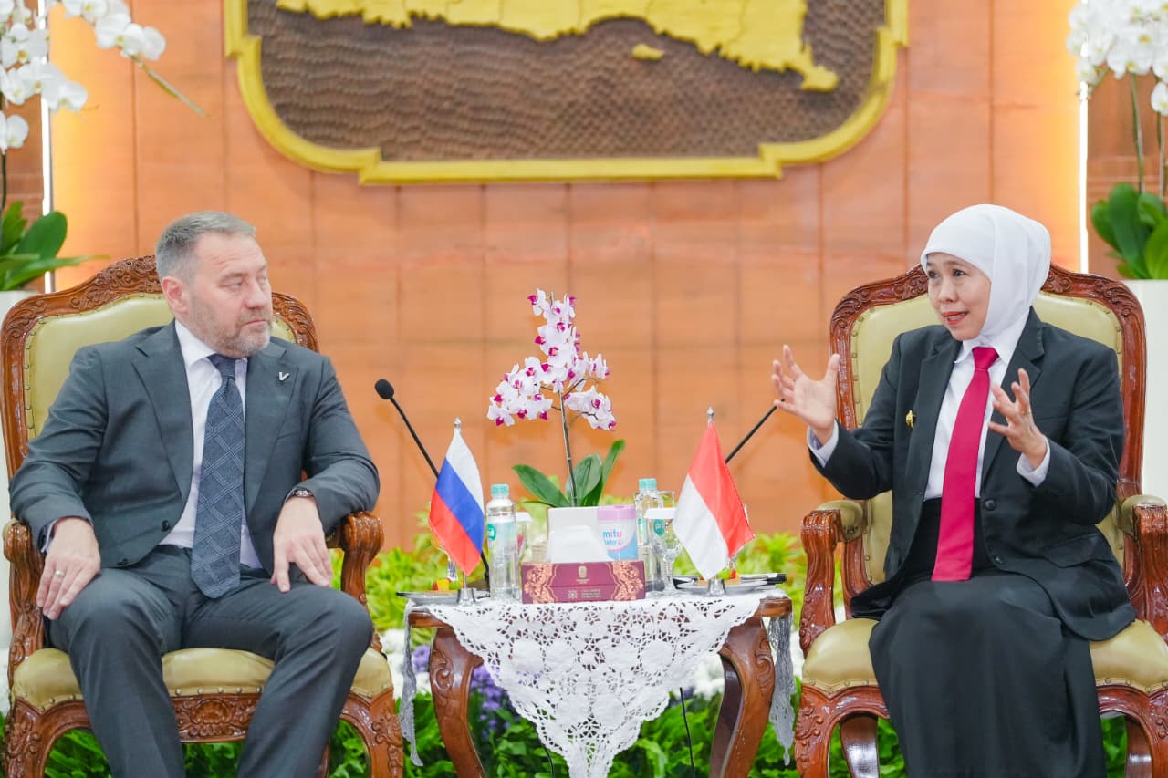 Gubernur Jawa Timur Khofifah Indar Parawansa menerima kunjungan Delegasi Saint Petersburg, Federasi Rusia, yang dipimpin Ketua Majelis Legislatif Saint Petersburg Alexander N. Belskiy di Gedung Negara Grahadi Surabaya