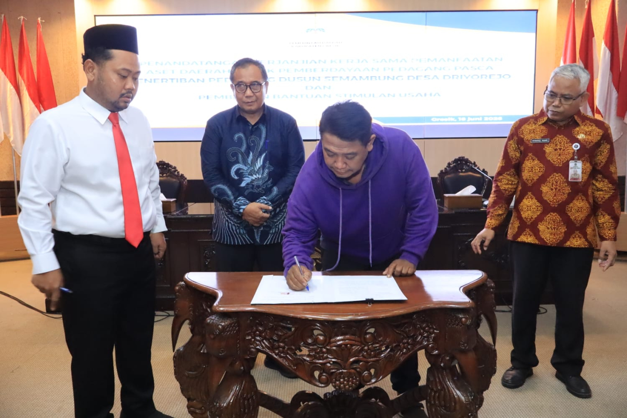 Pemkab Gresik memberikan bantuan kepada 43 pelaku usaha mikro, kecil, dan menengah (UMKM) berupa stimulan usaha sebesar Rp5 juta per orang