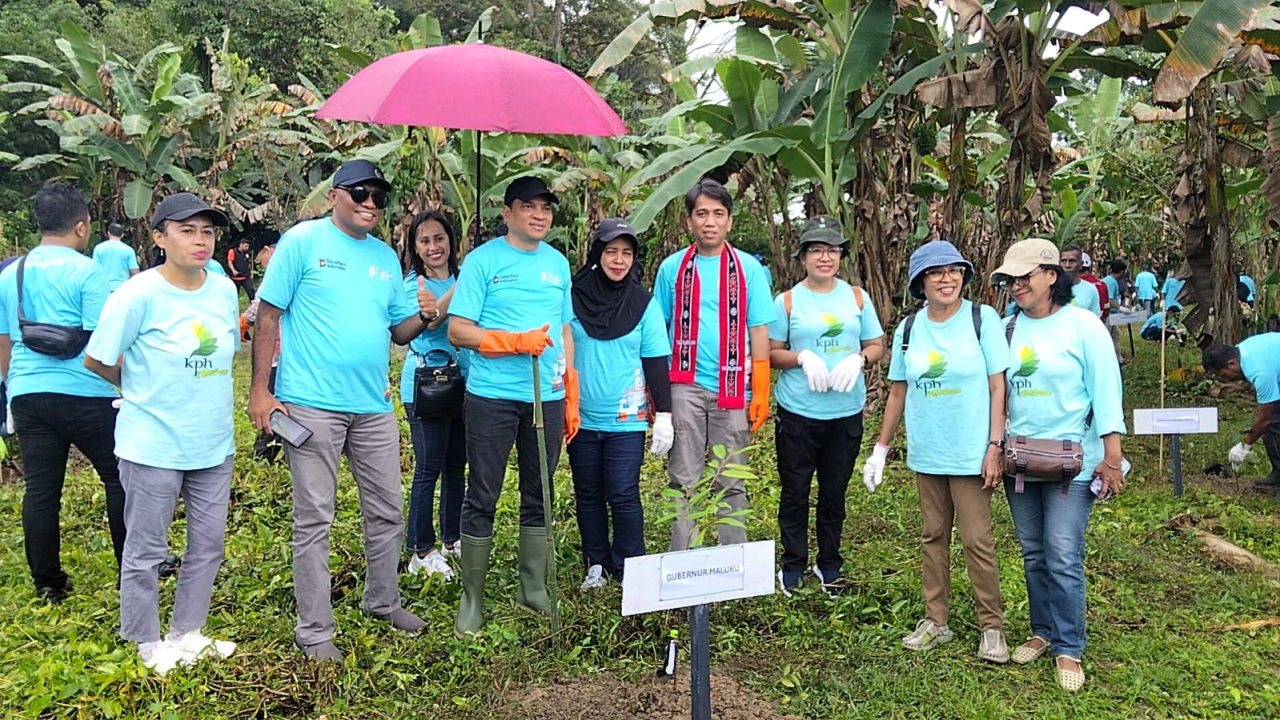 PT Pelindo Terminal Petikemas melalui Pelindo Petikemas (TPK) Ambon menanam 2.500 pohon produktif di Negeri Tawiri, Kecamatan Teluk Ambon, Kota Ambon, Maluku