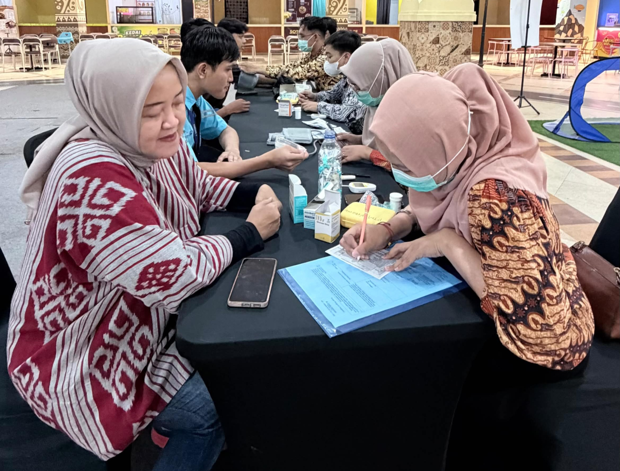 Karyawan IconLand Grup saat mengikuti skrining kesehatan di Icon Mall
