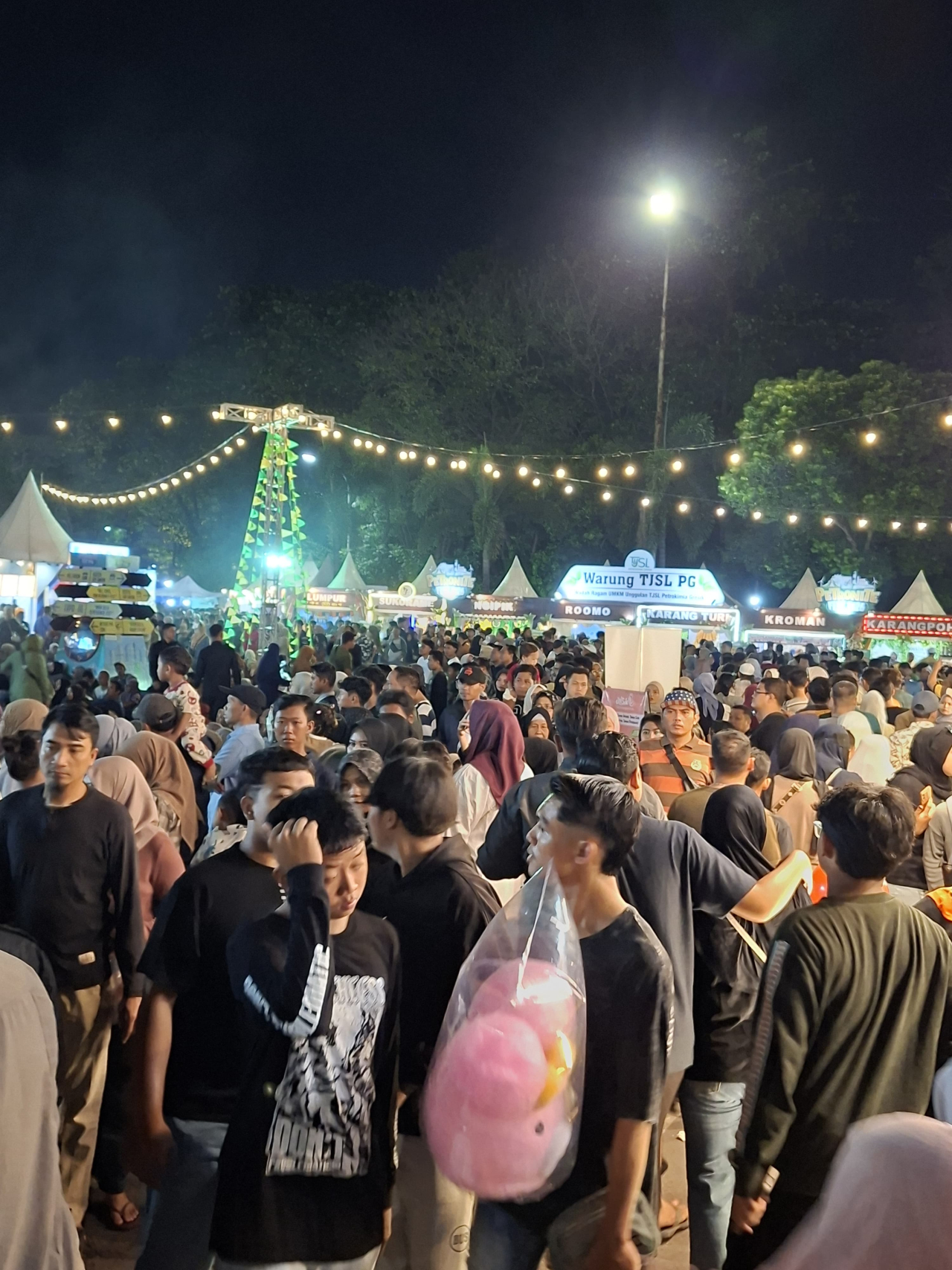 Pengunjung memadati halaman SOR Tri Dharma Petrokimia Gresik melihat Petronite Festival (Petronite Fest) 2026.