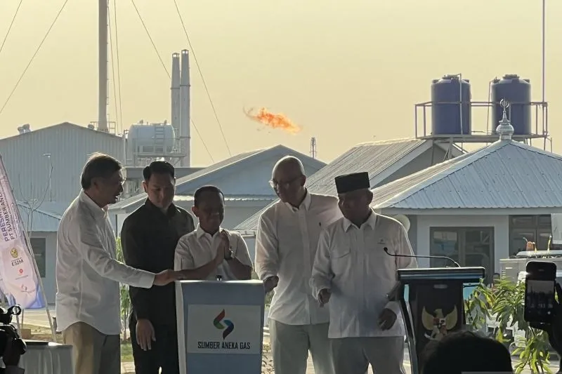 Menteri ESDM Bahlil Resmikan Mini LPG Plant di Tuban