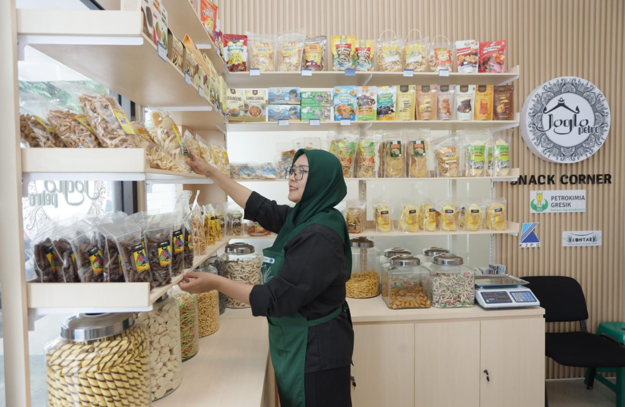 Siti Nur Afidah bersama produk jamu hasil binaan Tim UMKM Petrokimia Gresik