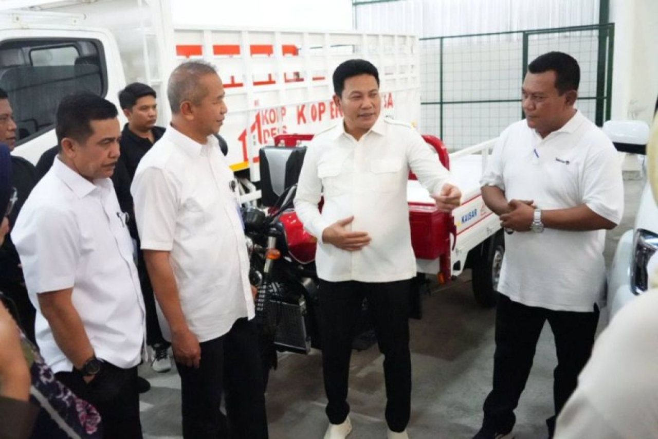 Bupati Sidoarjo Subandi saat meninjau salahsatu KDMP